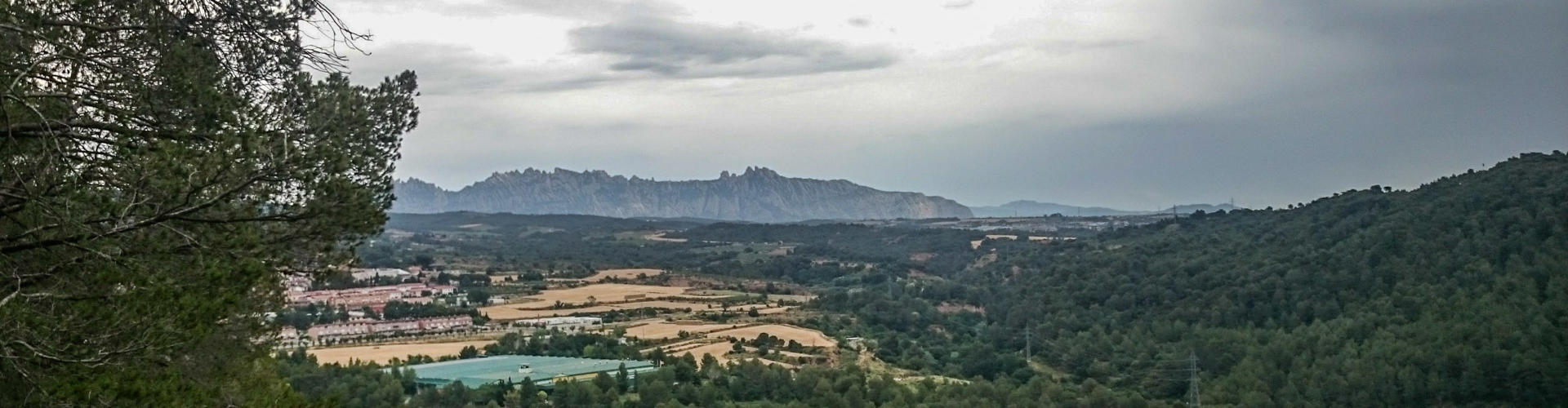 Vistes a Montserrat des del castell de Cabrera