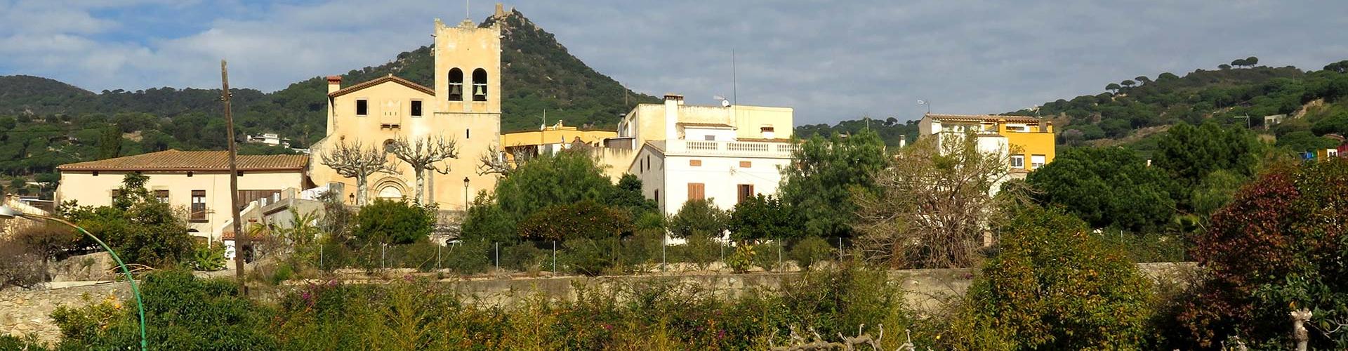 Esglèsia de Sant Feliu amb el Castell de Burriac al fons.