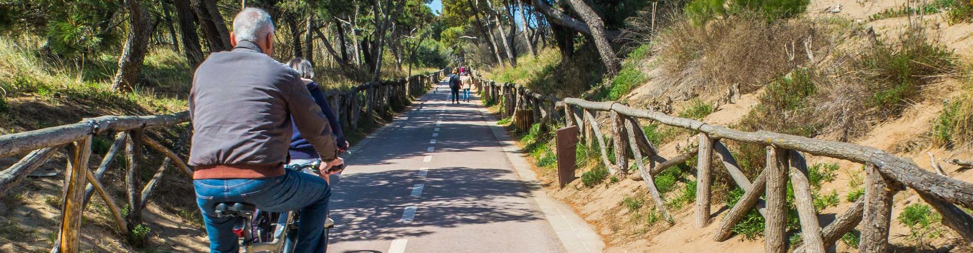 Carril bici al camí de Ronda de l'Escala. Parc Natural del Montgrí, Illes Medes i el Baix Ter.